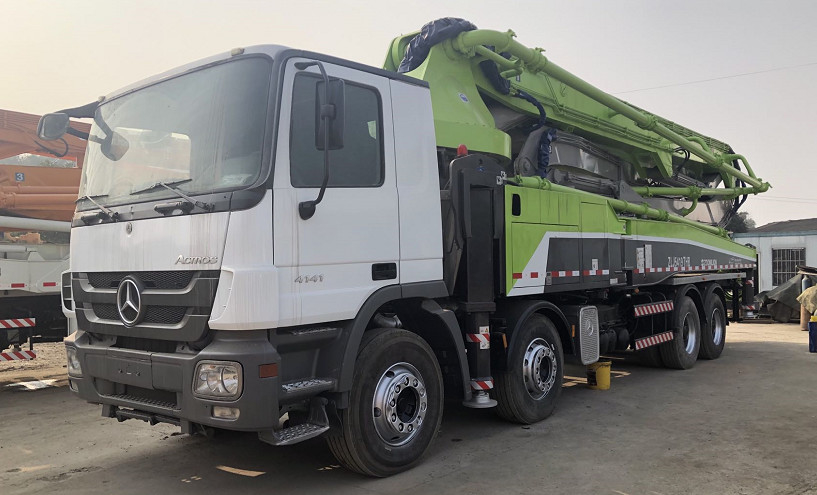 Xe bơm bê tông đã qua sử dụng Actros 4141 Zoomlion Benz 180 M3 / H 300 Kw 52M