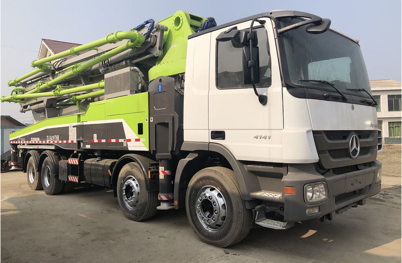 Xe bơm bê tông đã qua sử dụng Actros 4141 Zoomlion Benz 180 M3 / H 300 Kw 52M