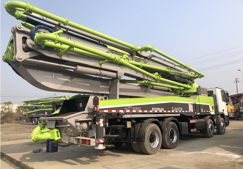 Xe bơm bê tông đã qua sử dụng Actros 4141 Zoomlion Benz 180 M3 / H 300 Kw 52M