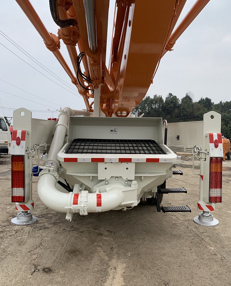 Diesel Zoomlion Benz Used Concrete Pump Truck 49m