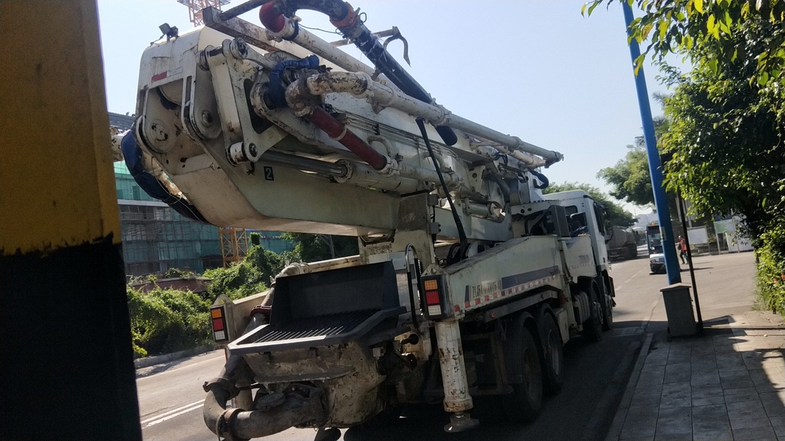 300KW Zoomlion Concrete Boom Truck , Boom Pump Truck Well Maintenanced