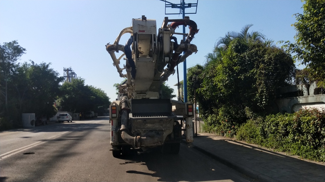 300KW Zoomlion Concrete Boom Truck , Boom Pump Truck Well Maintenanced