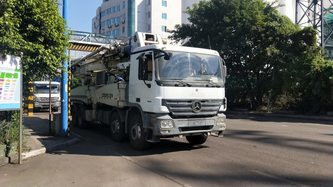 300KW Zoomlion Concrete Boom Truck , Boom Pump Truck Well Maintenanced