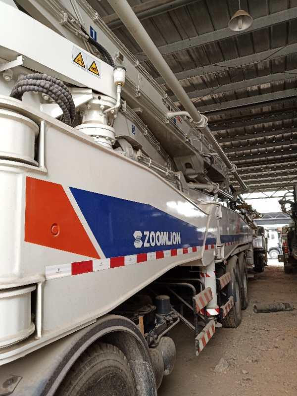 52m Actros 4141 Chassis Concrete Boom Truck , Concrete Construction Equipment 150M3/H