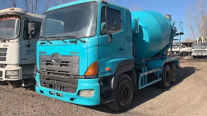 Hino 700 Chassis 10cbm Concrete Mixing Trucks , Cement Mixer Lorry Second Hand