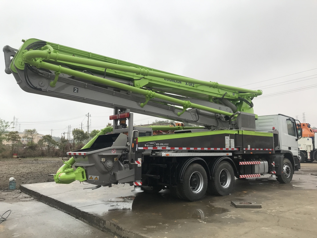 Zoomlion Cement Crane Truck , Concrete Pumping Truck 38 Meter High Strength