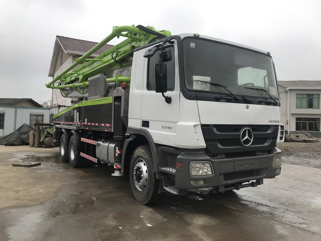 Zoomlion Cement Crane Truck , Concrete Pumping Truck 38 Meter High Strength