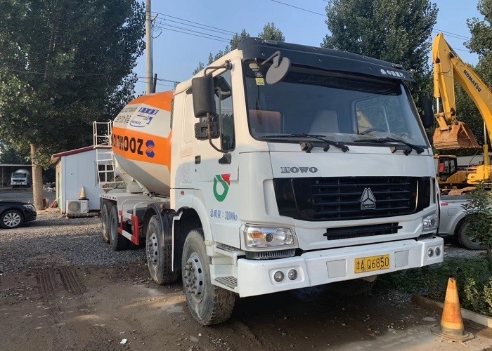 Xe trộn bê tông cũ 15m3, Xe trộn bê tông sẵn sàng SINOTRUCK 8x4 Chassis