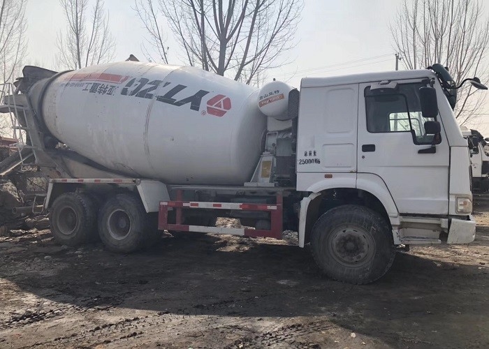 14CBM Concrete Mixing Lorry Sinotruck 3 Axles With SAE Certification