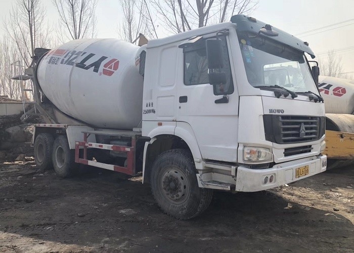 14CBM Concrete Mixing Lorry Sinotruck 3 Axles With SAE Certification