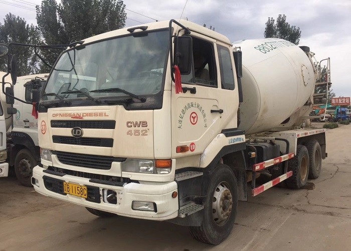 10CBM Used Transit Mixer , Used Nissan UD Trucks High Operating Efficiency