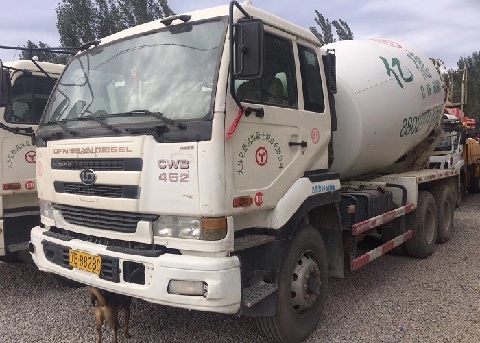10CBM Used Transit Mixer , Used Nissan UD Trucks High Operating Efficiency