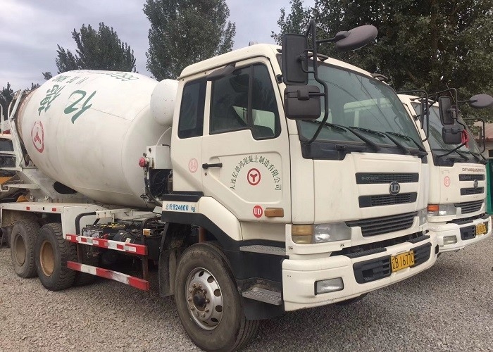10CBM Used Transit Mixer , Used Nissan UD Trucks High Operating Efficiency
