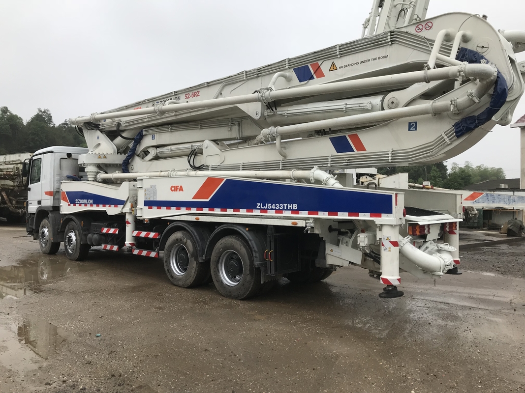 White Safety Frame 52 Meter 150m3/H Concrete Pump Durable Wide Work Range
