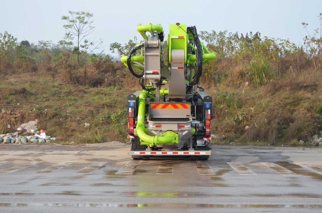 180CBM/H 66m New Concrete Pump Truck , 5 Axle Truck With Dual Hydraulic Oil Tank