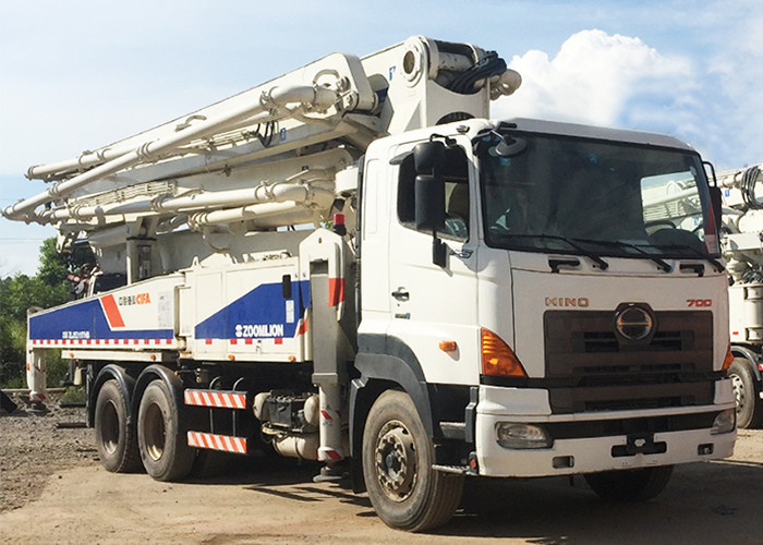 Xe bơm bùng nổ bê tông HINO 700 47m lắp 382KW để xây dựng