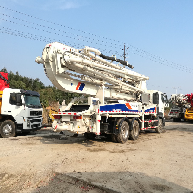 Xe bơm bùng nổ bê tông HINO 700 47m lắp 382KW để xây dựng