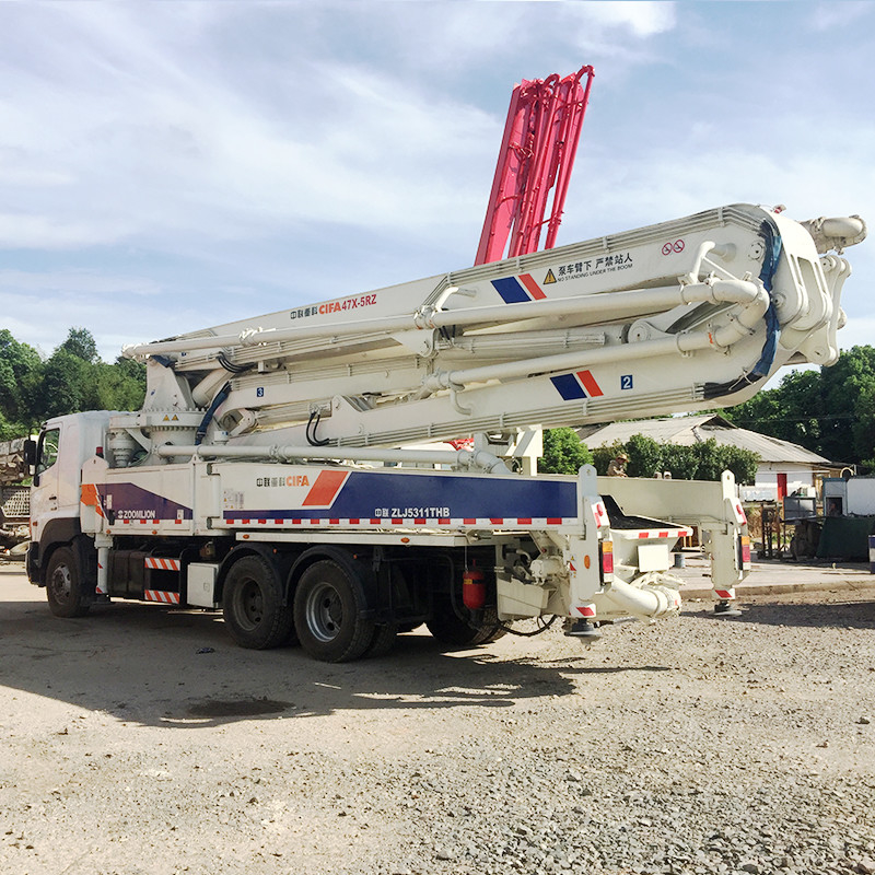 Xe bơm bùng nổ bê tông HINO 700 47m lắp 382KW để xây dựng