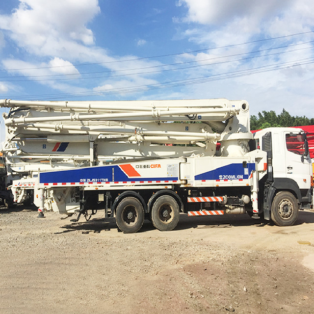 Xe bơm bùng nổ bê tông HINO 700 47m lắp 382KW để xây dựng