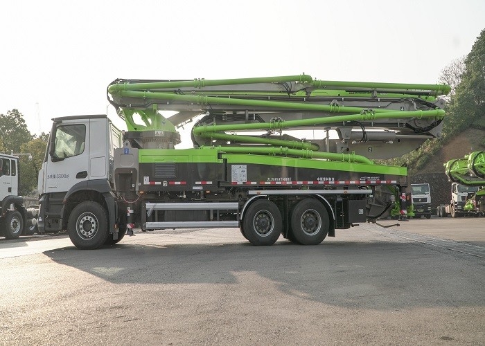 ISO Certified 49m Big Concrete Pump Truck , 3 Axle Truck Wide Work Range