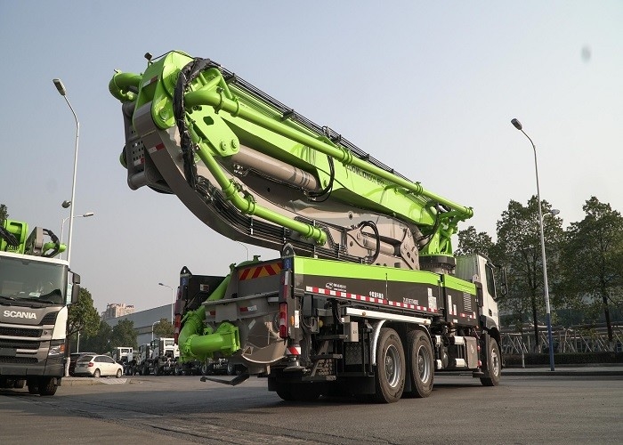 ISO Certified 49m Big Concrete Pump Truck , 3 Axle Truck Wide Work Range