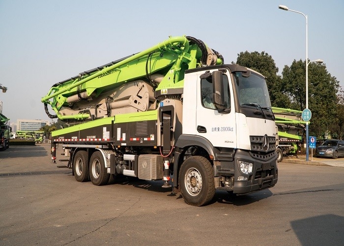 ISO Certified 49m Big Concrete Pump Truck , 3 Axle Truck Wide Work Range