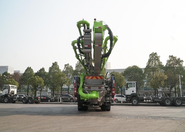 ISO Certified 49m Big Concrete Pump Truck , 3 Axle Truck Wide Work Range