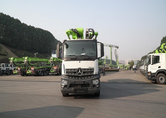 ISO Certified 49m Big Concrete Pump Truck , 3 Axle Truck Wide Work Range
