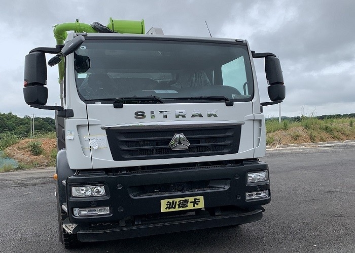SINOTRUK 37m New Concrete Pump Truck  , 2 Axle Truck Euro 6 Emission