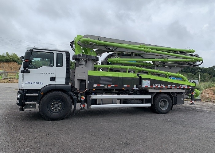 SINOTRUK 37m New Concrete Pump Truck  , 2 Axle Truck Euro 6 Emission