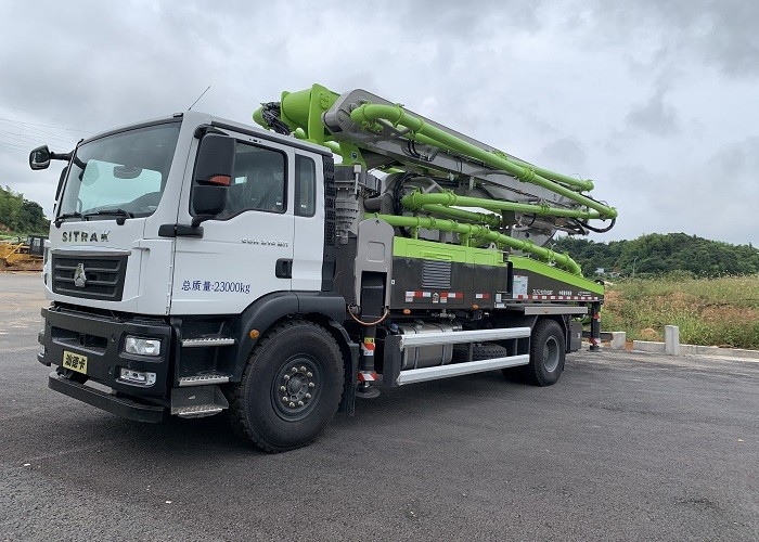 SINOTRUK 37m New Concrete Pump Truck  , 2 Axle Truck Euro 6 Emission