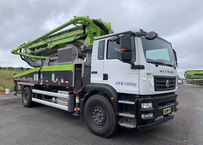 SINOTRUK 37m New Concrete Pump Truck  , 2 Axle Truck Euro 6 Emission