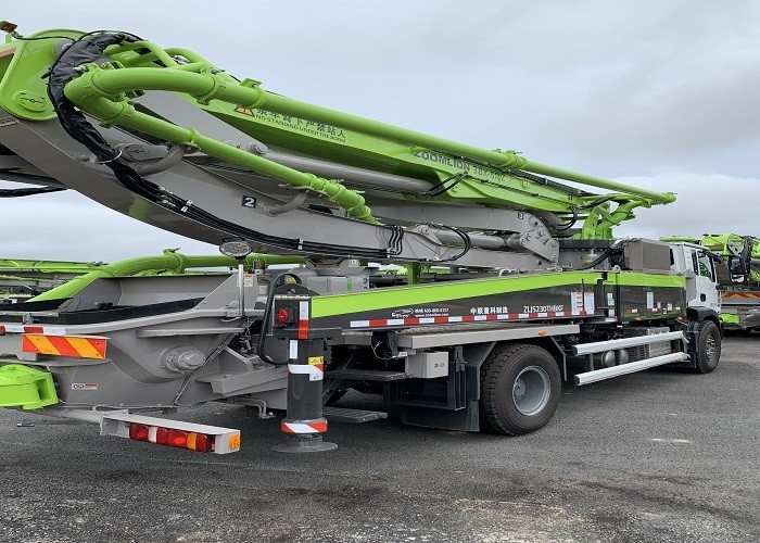 SINOTRUK 37m New Concrete Pump Truck  , 2 Axle Truck Euro 6 Emission