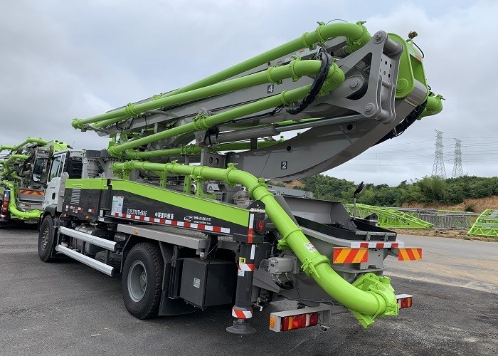 SINOTRUK 37m New Concrete Pump Truck  , 2 Axle Truck Euro 6 Emission