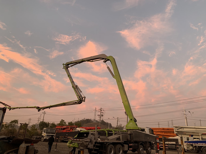 Zoomlion Used Concrete Pump Truck 180M3/H 60m 4 Alex Actors 4141