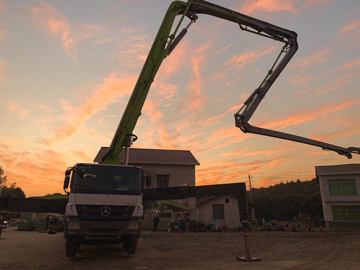 Zoomlion Used Concrete Pump Truck 180M3/H 60m 4 Alex Actors 4141
